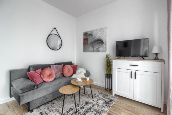 M&R Apartament Airport&Business Wynalazek - fast WI-Fi - underground garage - self check-in - Netflix - 6 min from Chopin Airport