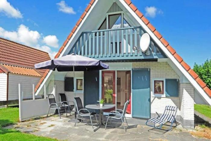 Lilian Modern Holiday home at a typical dutch canal, close to the Lauwersmeer