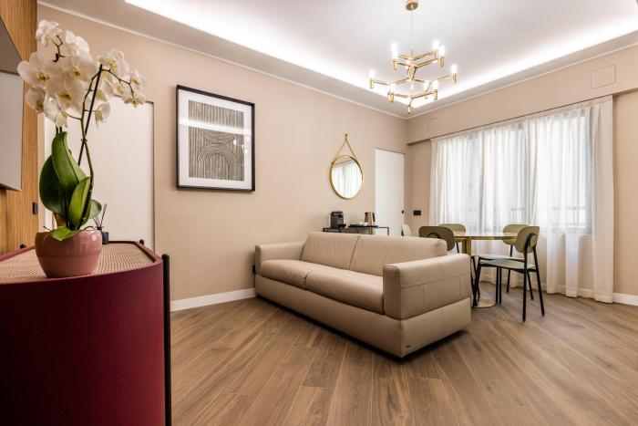 Van Gogh Golden House next to Duomo