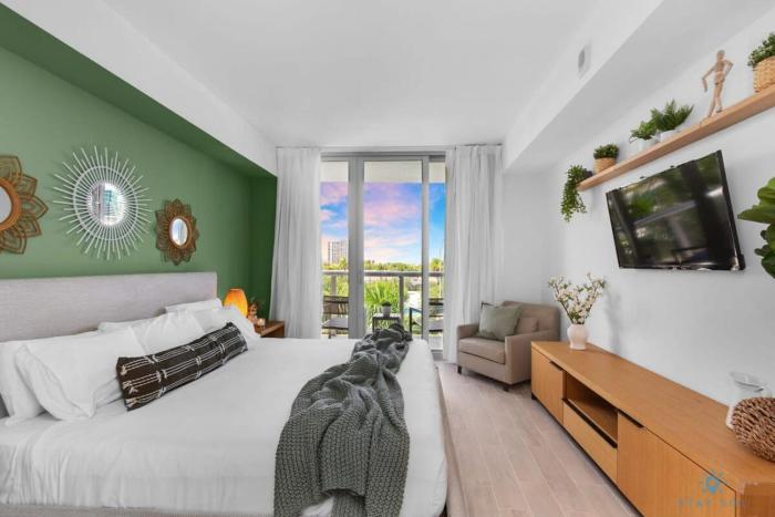 Tropical Apartment with Balcony - Pool - Up To 4 - Gym