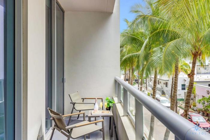 Modern Luxury Retreat: Rooftop Pool Ocean Views