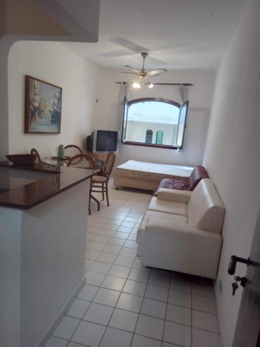 POUCOS PASSOS da PRAIA da Enseada, MELHOR praia do Guaruja e ao lado de vários estabelecimentos, podendo fazer tudo a pé !