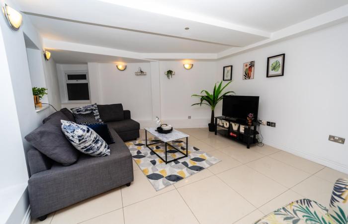 Spacious Flat with Patio & Parking in city centre