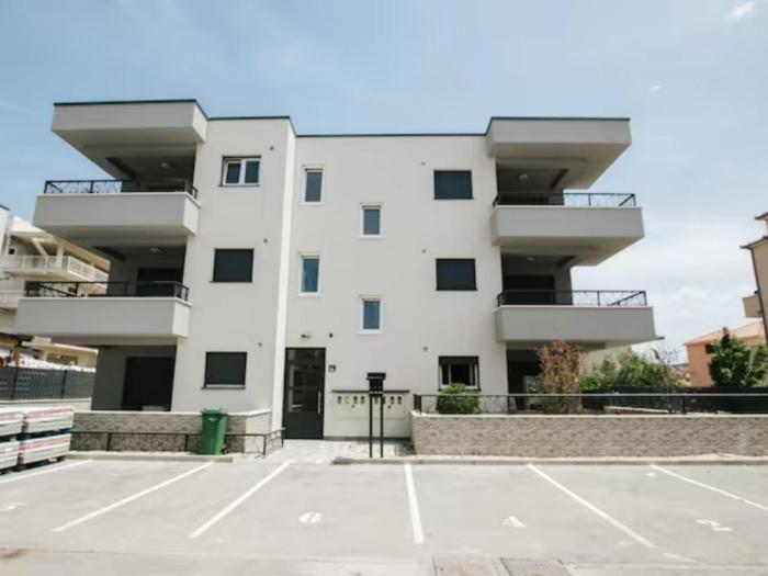 Apartments with a parking space Trogir - 22616