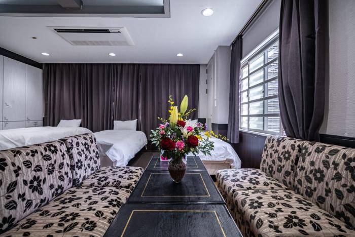 梟の宿 岛之内1号馆 步行300m至道顿堀!徒步5分钟日本桥站! 心斋桥8分钟 黑门市场15分种徒步圈内 !中央区古风民宅220平方5间房可住20人