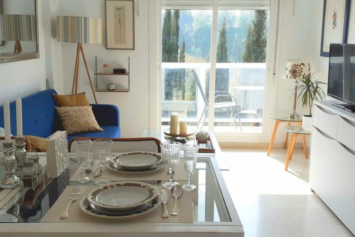 APARTAMENTO EN FUENGIROLA CON PARKING Y PISCINA.