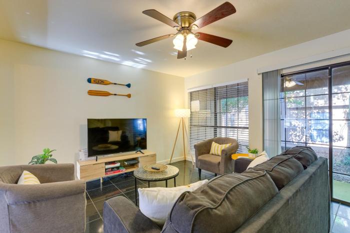 3 Mi to UF Townhome with Patio in Gainesville!