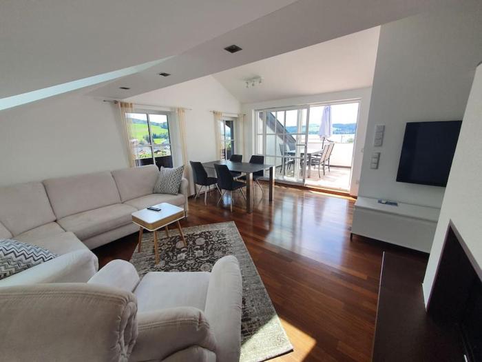 Exklusive Ferienwohnung LAKEVIEW in Bestlage Mattsee, beschattbare Dachterrasse mit Panoramablick über den See