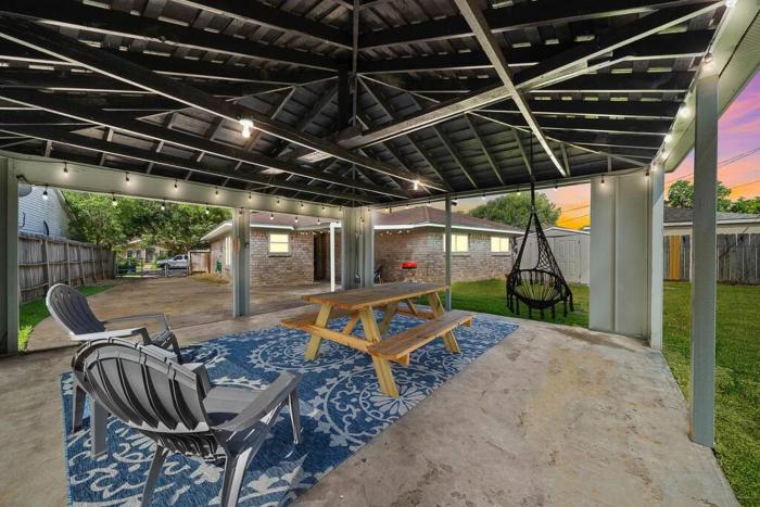 Large South Houston gem with covered patio seating