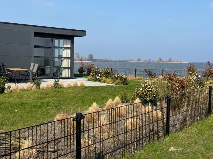 Enkhuizer Strand Chalet IJsselmeerstrand Erste Reihe mit Zaun Hausnr 204