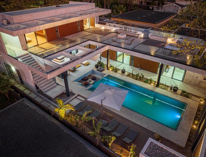 New 6 bd Modern Home Walk to Beach