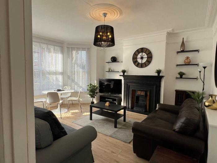 2 Bedroom flat 10 min walk to tube