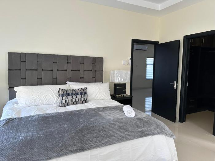 2 bed bungalow en-suite, with pool & gym