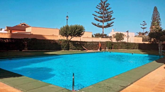 Luminoso apartamento que tiene amplia terraza, gran piscina y a 4 min de la playa