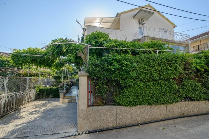 Apartments with parking space Trogir - 22655