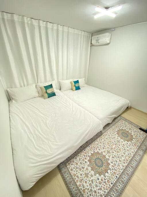 Up to 6 people3 beds 2 bedrooms and recommend a group of family friends