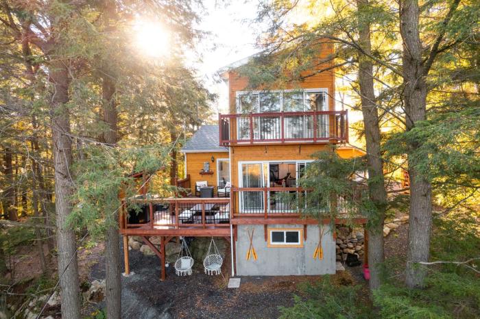 LoveNestChalet - Romantic with Private Hot Tub & Fireplace