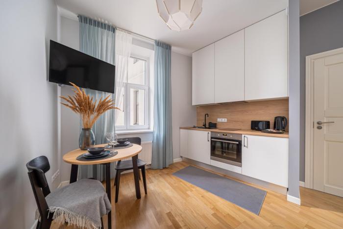 NEW! Quiet studio with elevator, 9 min walk to Old Town