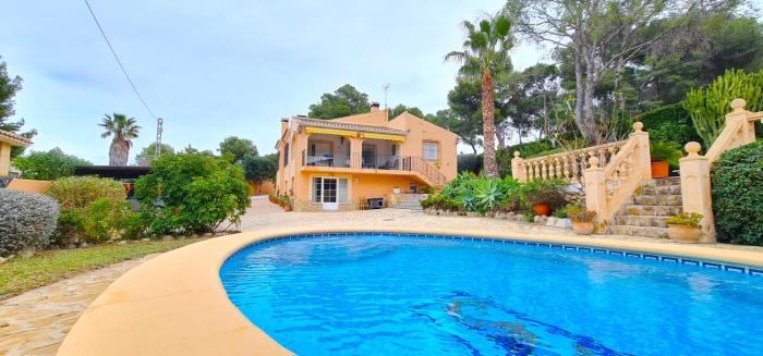 Villa los Agaves Javea piscina y barbacoa