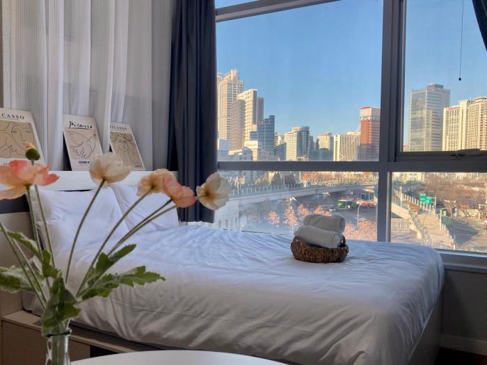 Aliens cozy loft apartment