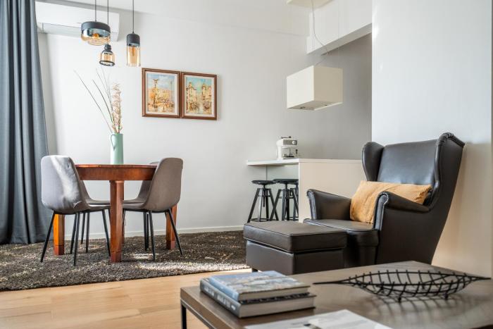 Elegant Getaway Near Iconic Eagles Bridge