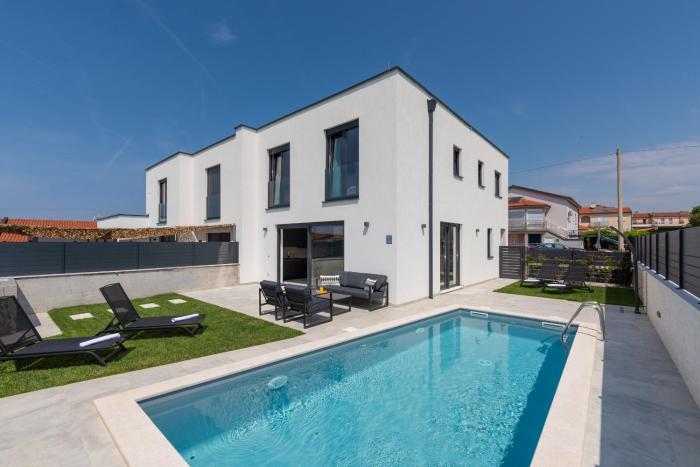 Modern Villa Casa Valero with pool in Novigrad