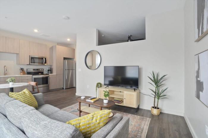 CozySuites Modern 1BR, Lawrenceville