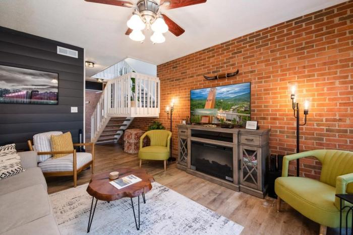 Close 2 Dollywood~Rustic~Sleeps 6~Family Fun