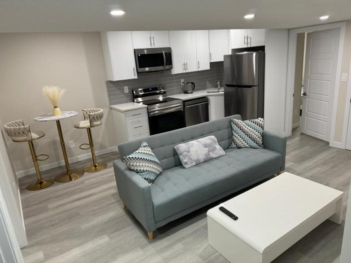 Brand new 2 Bedrooms modern guest suite with separate entrance