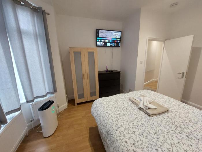 Cosy North Kensington Family apartment for 4 persons - Children stay free Netflix inbedrooms Close to underground and overground stations - very convenient for Wembley Stadium