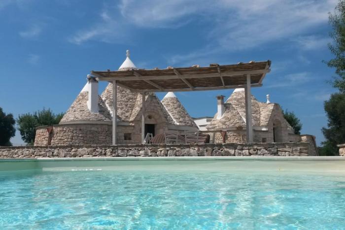 Trullo with swimming pool. Charme&relax