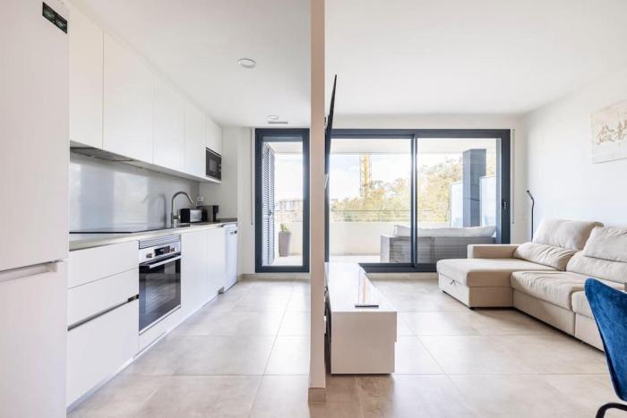 Apartment by the beach with pool and private parking