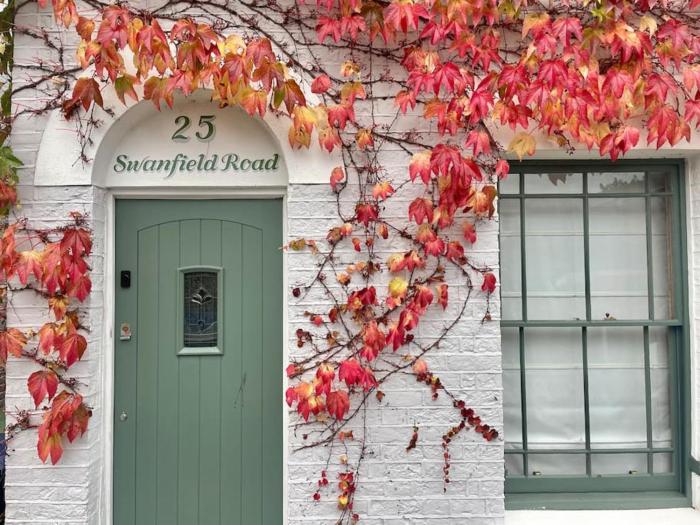 Chic Seaside Cottage with Sunny Garden and BBQ, Close to Beach and High Street