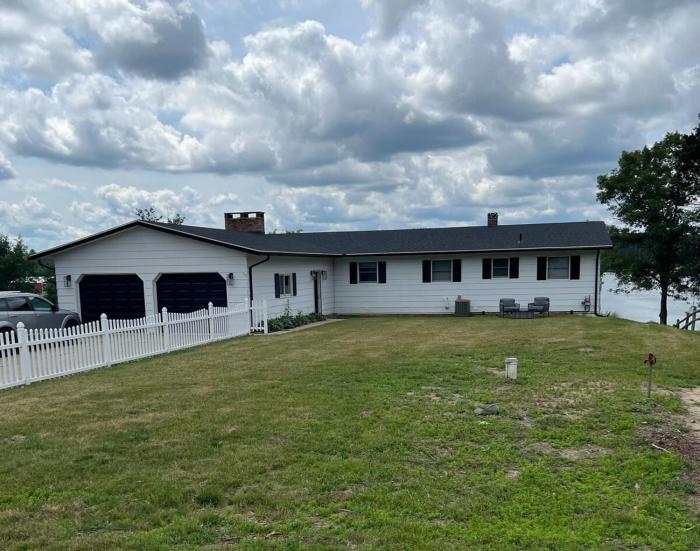 5BR Lakefront Getaway with hot tub