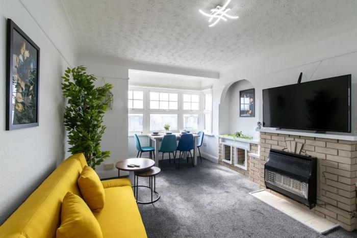 Open Mind Property - Southsea with Free Parking