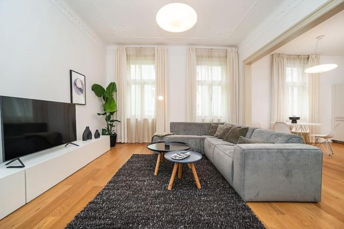 Stylish 2-bedroom with Balcony