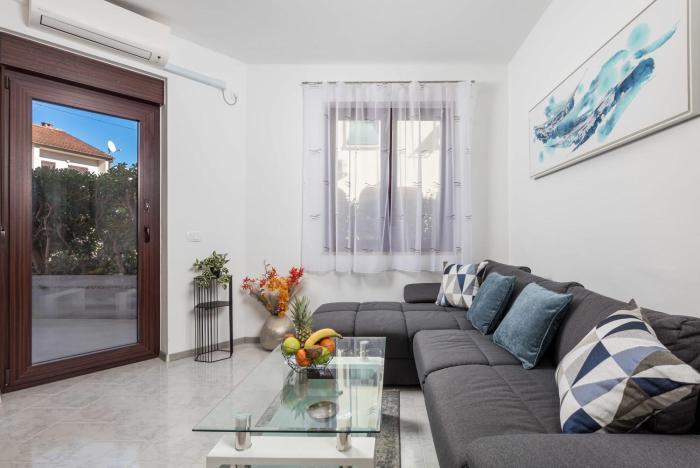 Apartment Isola with terrace and parking