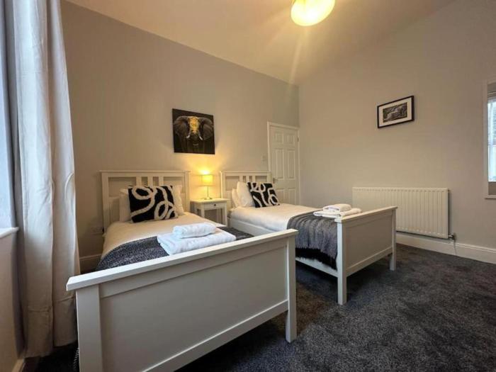 Hambledon Downstairs Flat - Sleeps 3 -Pet friendly
