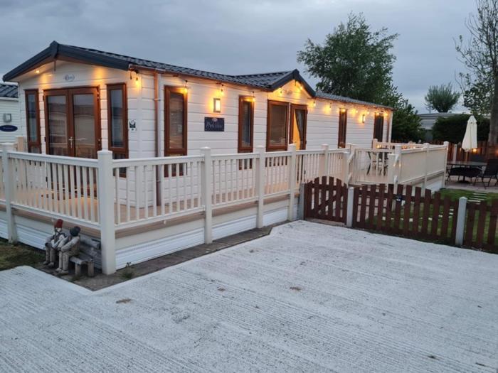 2 Bed Lodge Style Caravan with Hot Tub & Private Garden at Patrington Haven Leisure Park