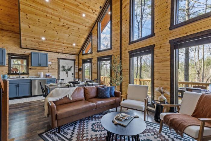 Private Cabin w King Bed and Private Hot Tub