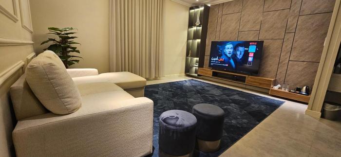 شقة أنيقة مودرن بدخول ذكي و سطح بجلسة خارجية