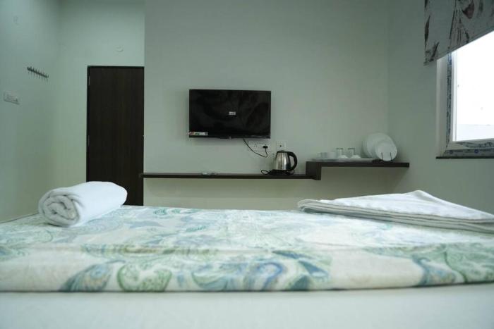 AC Room Financial District Gachibowli