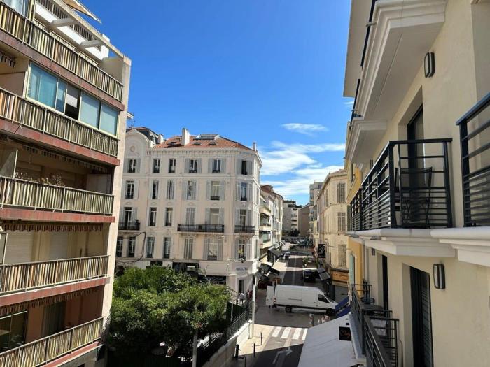 A025-Appartement 2 chambres - carré dOr-hyper centre Cannes