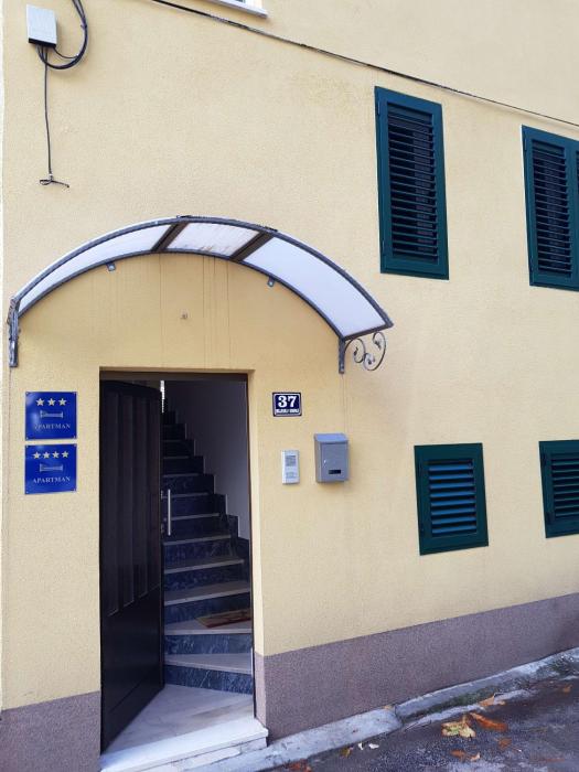 Apartments by the sea Kastel Luksic, Kastela - 22651