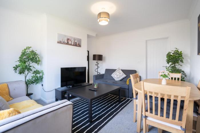 Modern - 2 Bed - Free Parking- by Holiday Homes