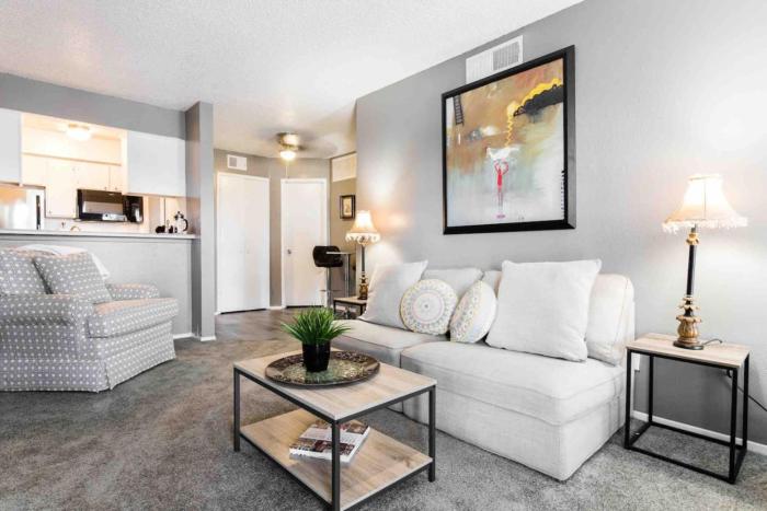 Cute One Bedroom Apartment with Balcony