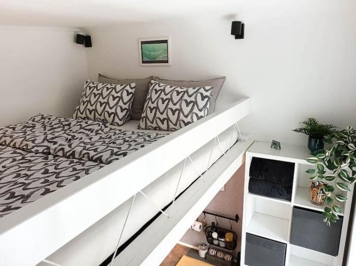 Loft Bed Studio with FREE Parking, 2 Bikes! Self check in, Wi-Fi, AC