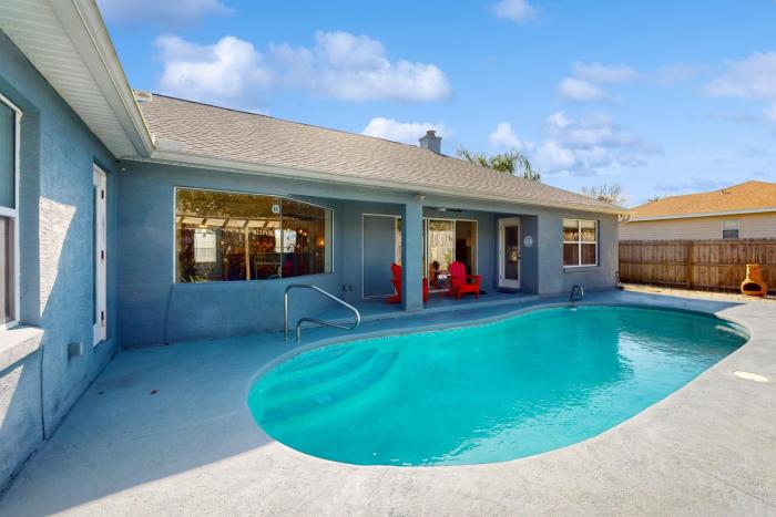 Cheerful home with private pool close to the beach & downtown