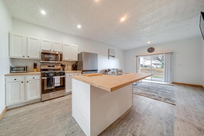 4 Mi to Lake Golf-View Erie Condo with Porch