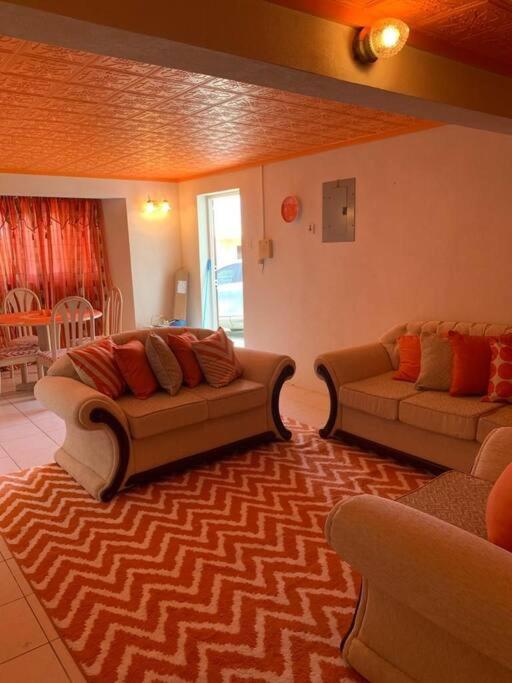 Lovely 2 bedroom condo with WiFi in a quiet area, 7-10 minutes away from both the airport and Oistins